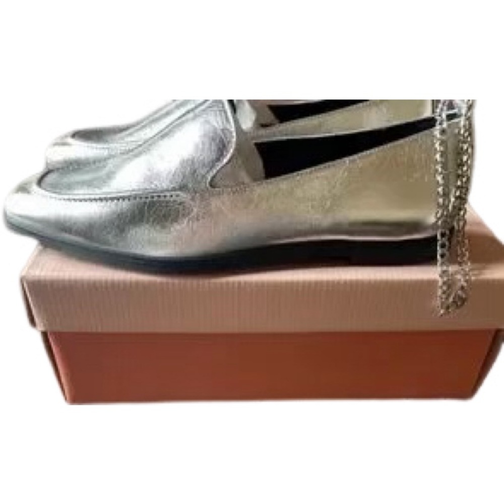 Gianni Bini metallic silver flat loafers with ankle chain Size 6